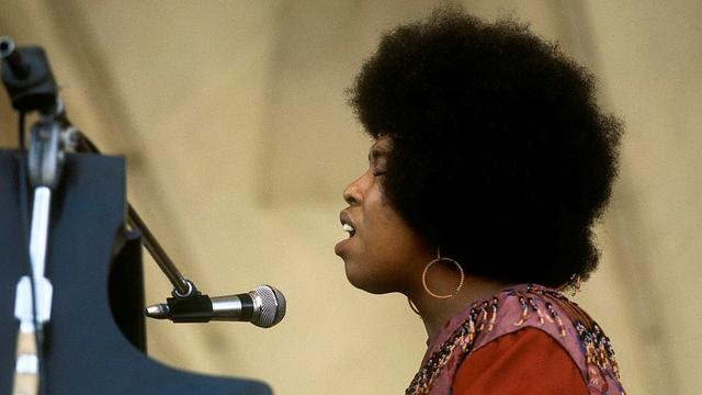 American singer Roberta Flack performs live on stage circa 1970. (Photo by David Redfern/Redferns)