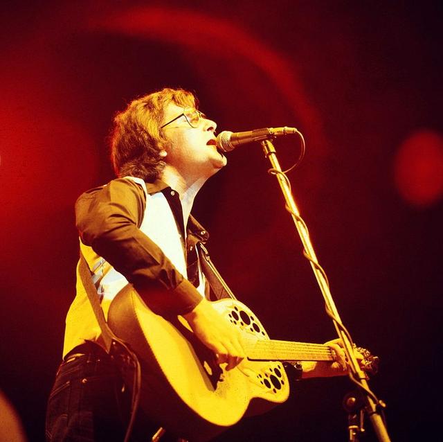 UNSPECIFIED - JANUARY 01: Photo of Gerry RAFFERTY; Gerry Rafferty performing on stage (Photo by David Redfern/Redferns)